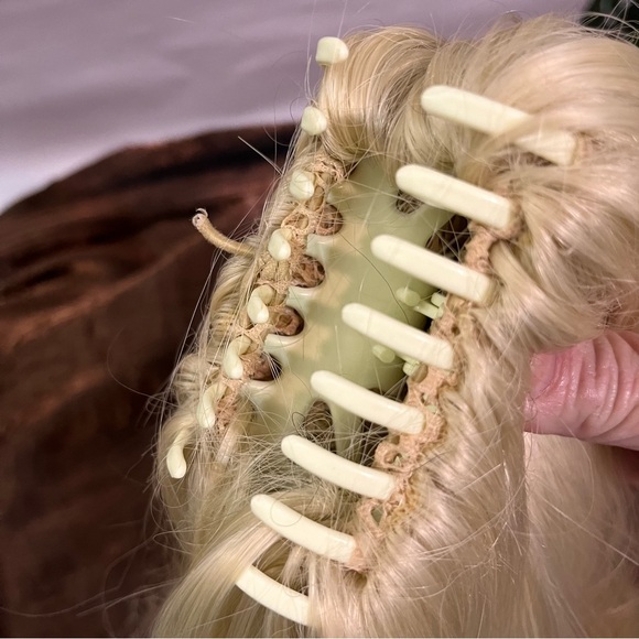 Claw clip w/attached Synthetic 12’ blonde ponytail curly - Picture 5 of 13